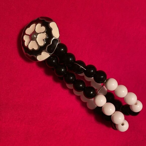 Vintage black and white double strand stretchy bead bracelet with 1” flower - Picture 4 of 7